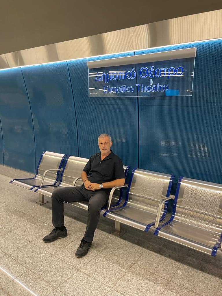 Ο Γιάννης Μώραλης στους σταθμούς του Μετρό στον Πειραιά