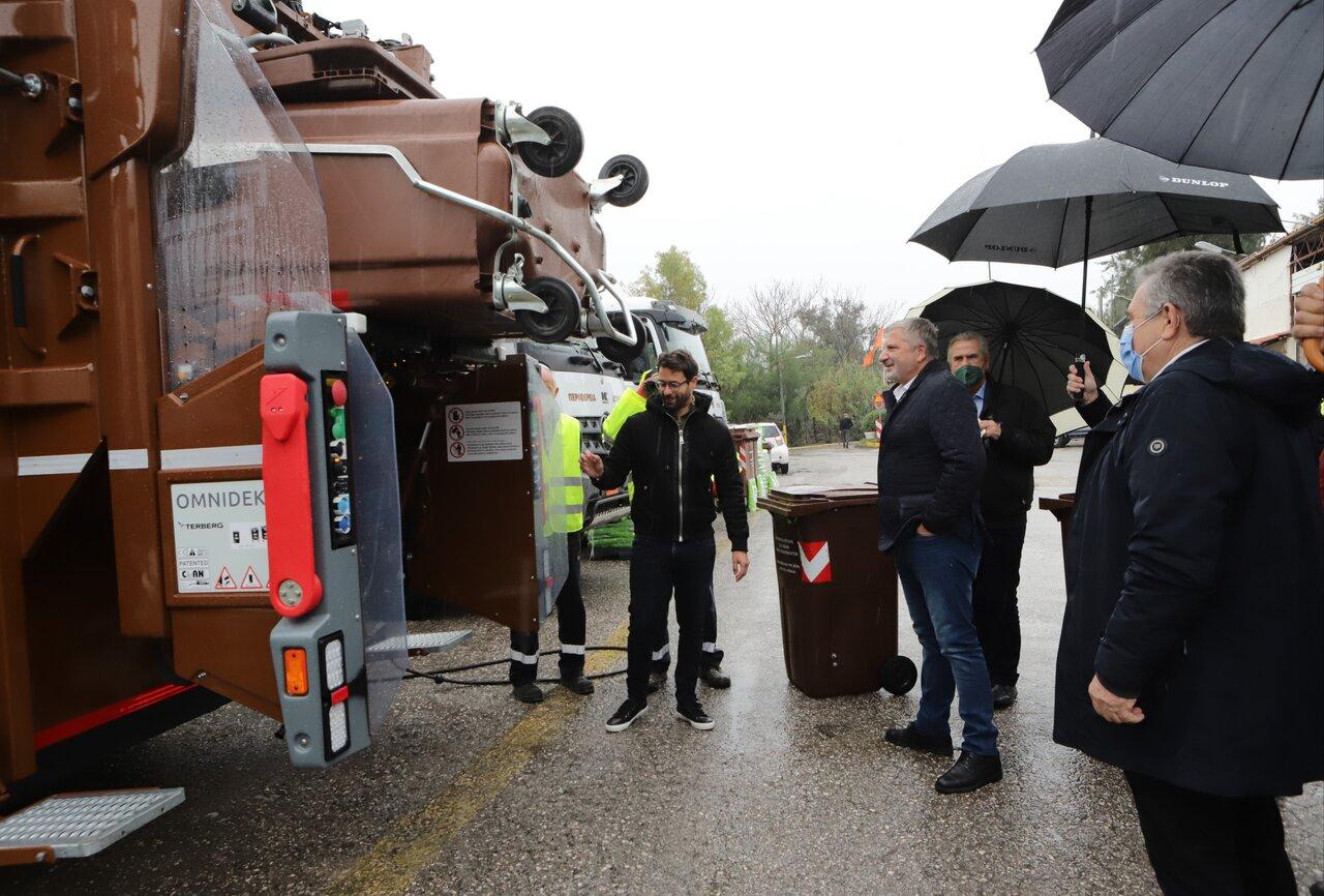 Παραδόθηκαν απορριμματοφόρα και καφέ κάδοι στο Δήμο Ιλίου από την Περιφέρεια Αττικής