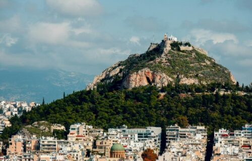 Ο Λυκαβηττός «αναζωογονείται» - Μεγάλη δενδροφύτευση από τον Δήμο Αθηναίων