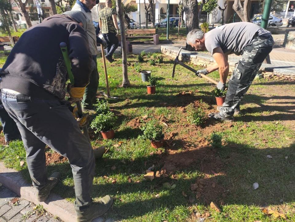 Δήμος Βύρωνα: 507 νέες φυτεύσεις στο Πάρκο Καραολή και Δημητρίου