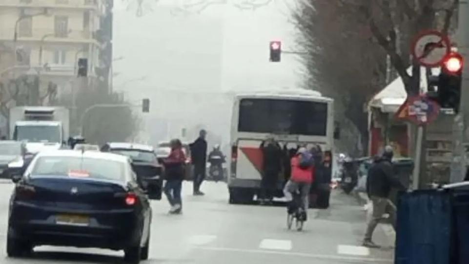 Θεσσαλονίκη: Κρεμάστηκαν πίσω από λεωφορείο με κίνδυνο τη ζωή τους - «Είναι η λεγόμενη σκαλομαρία»