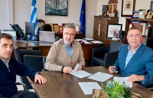 Δήμος Αγίου Δημητρίου: Υπεγράφη η σύμβαση για την κατασκευή ανοικτού κολυμβητηρίου