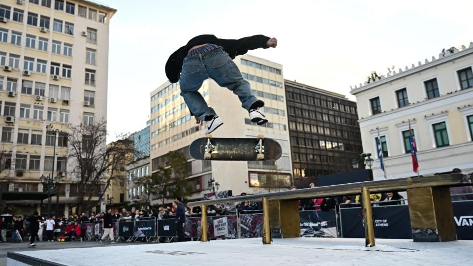 Η Αθήνα μετατράπηκε σε skatepark και ο Χάρης Δούκας...έγινε skate rider