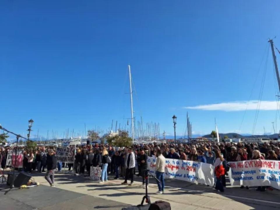 Ήπειρος: Με ηπειρώτικο μοιρολόι ξεκίνησε η συγκέντρωση για τα Τέμπη στα Ιωάννινα