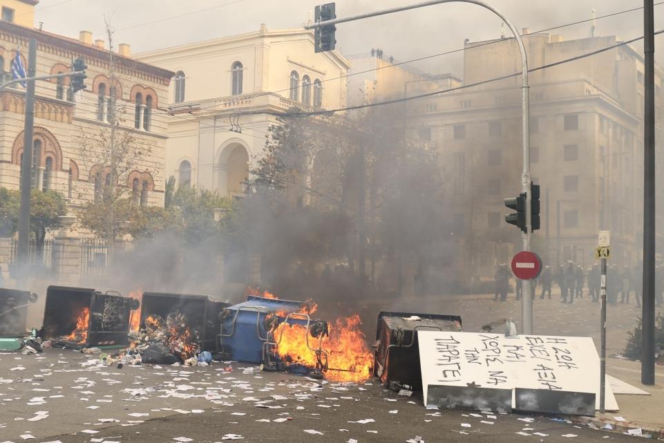Συγκεντρώσεις Τέμπη: Λαοθάλασσα κόσμου σε όλη την χώρα - Επεισόδια στο Σύνταγμα από κουκουλοφόρους (LIVE)