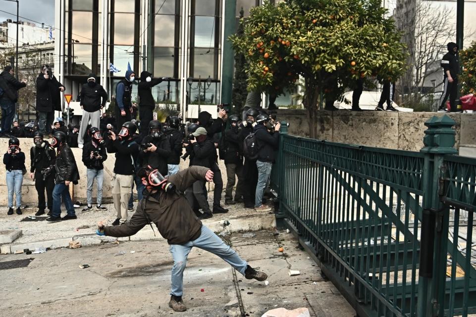 Συγκεντρώσεις Τέμπη: Λαοθάλασσα κόσμου σε όλη την χώρα - Επεισόδια στο Σύνταγμα από κουκουλοφόρους (LIVE)