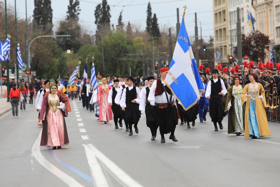 25η Μαρτίου: Πραγματοποιήθηκε η μαθητική παρέλαση στην Αθήνα - Οι παραδοσιακές ενδυμασίες
