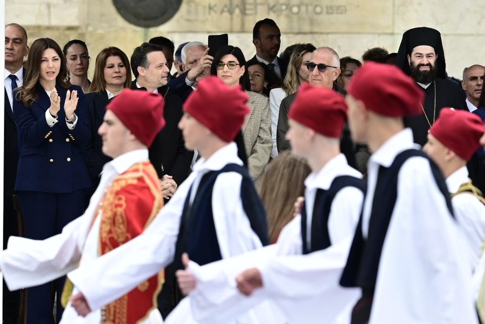 25η Μαρτίου: Πραγματοποιήθηκε η μαθητική παρέλαση στην Αθήνα - Οι παραδοσιακές ενδυμασίες