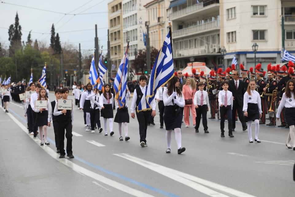 25η Μαρτίου: Πραγματοποιήθηκε η μαθητική παρέλαση στην Αθήνα - Οι παραδοσιακές ενδυμασίες