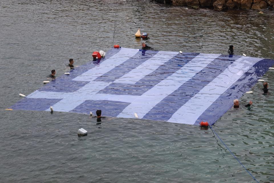 25η Μαρτίου: Στη θάλασσα του Πειραιά η ελληνική σημαία
