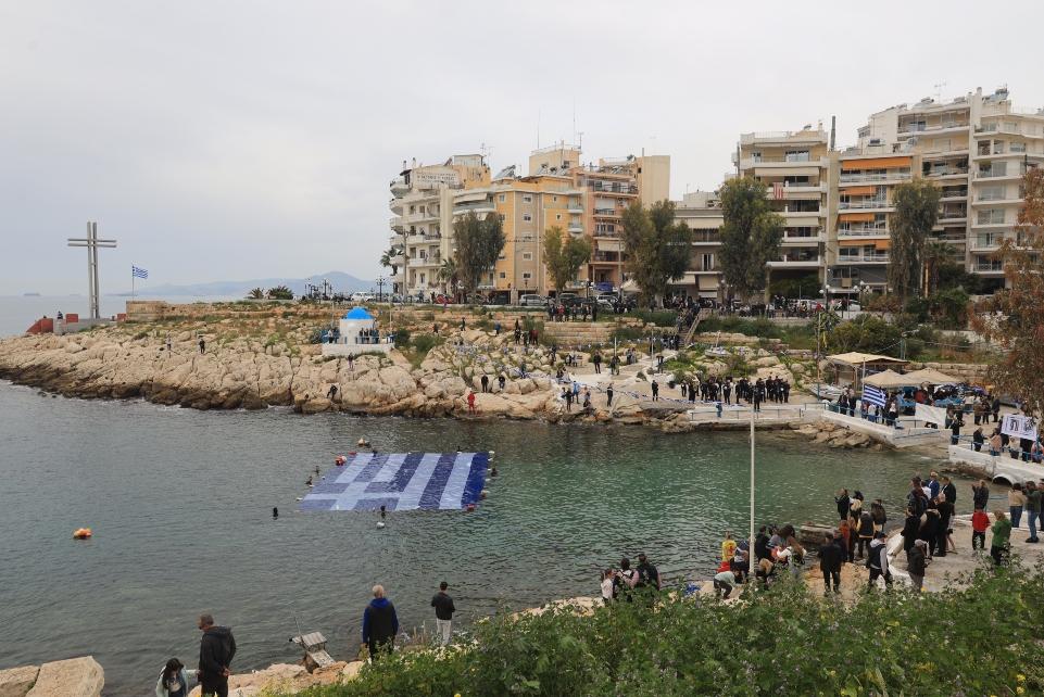25η Μαρτίου: Στη θάλασσα του Πειραιά η ελληνική σημαία