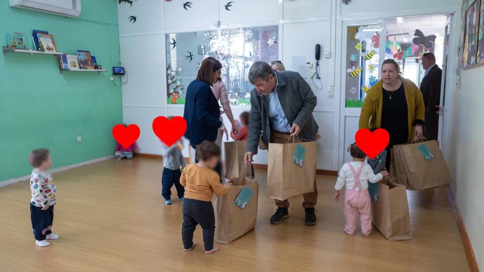 Δήμος Ασπροπύργου: Ο Γιάννης Ηλίας μοίρασε δώρα ενόψει Πάσχα