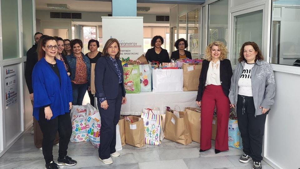 Δήμος Ασπροπύργου: Συγκέντρωσε και μοίρασε δώρα σε παιδιά που το έχουν ανάγκη ενόψει Πάσχα