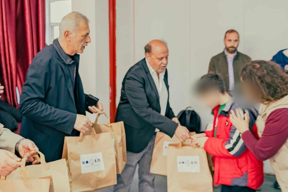 Δήμος Πειραιά και ΚΟ.Δ.Ε.Π. προσέφεραν πασχαλινά δώρα στα παιδιά των Ειδικών Σχολείων Πειραιά