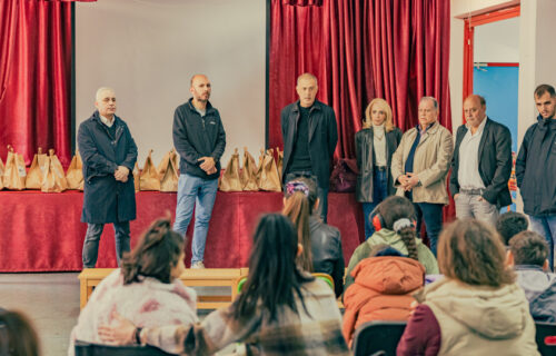 Δήμος Πειραιά και ΚΟ.Δ.Ε.Π. προσέφεραν πασχαλινά δώρα στα παιδιά των Ειδικών Σχολείων Πειραιά