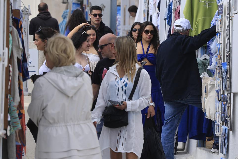 Επιστροφή στην κανονικότητα για τη Σαντορίνη - «Πλημμύρισαν» τα σοκάκια