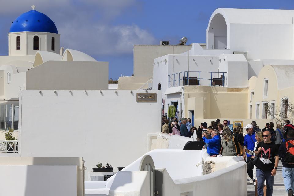 Επιστροφή στην κανονικότητα για τη Σαντορίνη - «Πλημμύρισαν» τα σοκάκια
