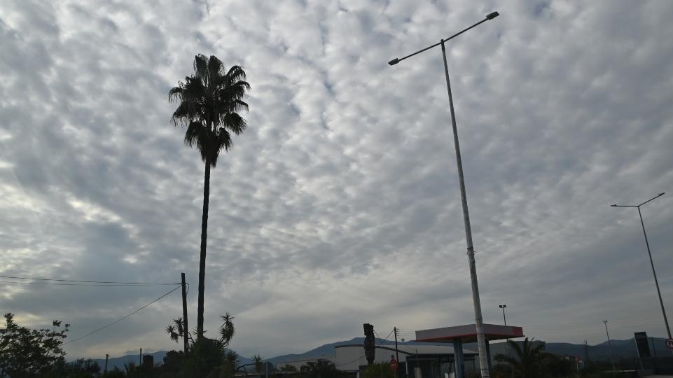 Συννεφιασμένος σήμερα ο καιρός - Πού θα σημειωθούν βροχές και καταιγίδες