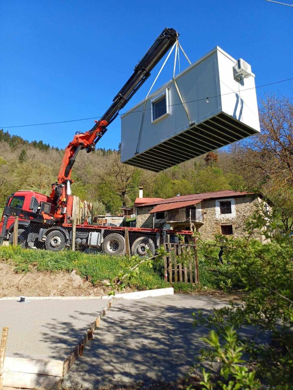 Δήμος Μετεώρων: Στήριξη στους πληγέντες από τις πλημμύρες - Ο Δήμαρχος παραδίδει νέο οικίσκο