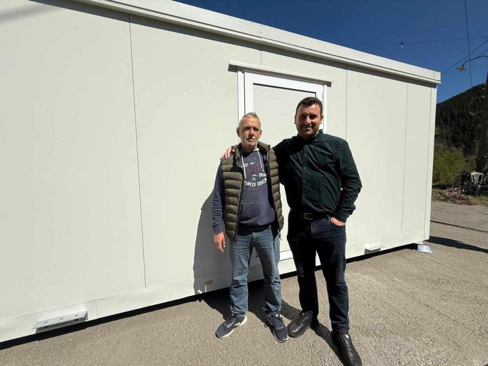 Δήμος Μετεώρων: Στήριξη στους πληγέντες από τις πλημμύρες - Ο Δήμαρχος παραδίδει νέο οικίσκο