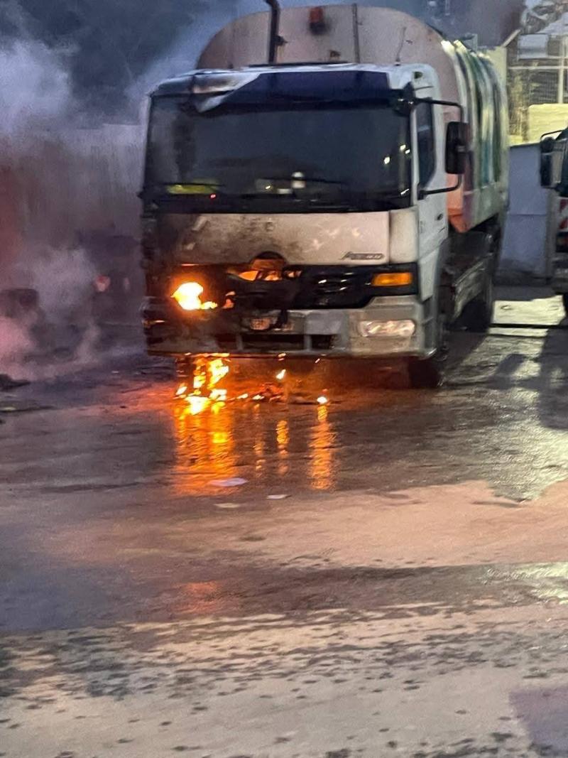 Δήμος Βύρωνα: Εμπρηστική επίθεση στον χώρο στάθμευσης απορριμματοφόρων