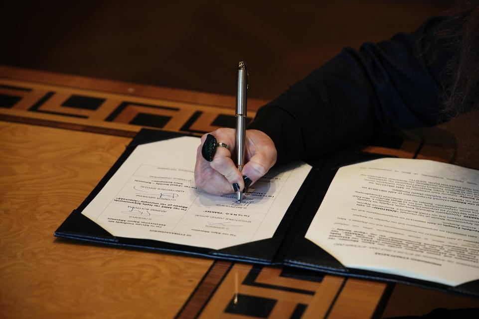 Συμμαχία Δήμος Αθηναίων και του ΚΥΑΔΑ με πέντε Οργανώσεις της Κοινωνίας των Πολιτών για το Πολυδύναμο Κέντρο Αστέγων