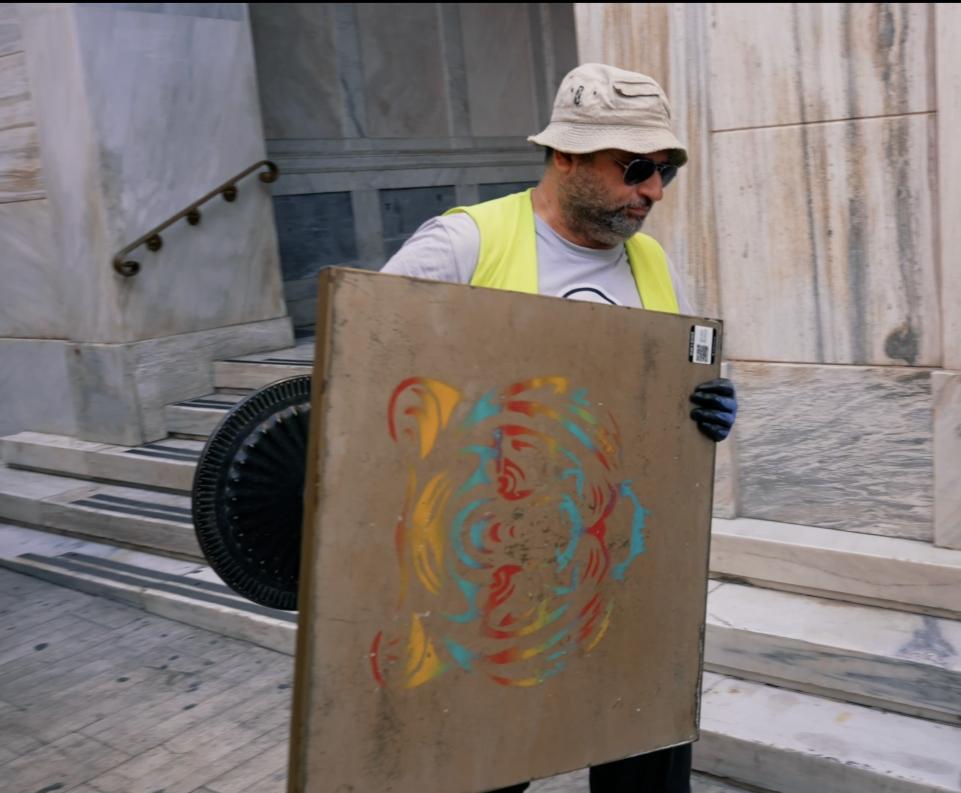 Δήμος Αθηναίων: Επιχείρηση «σκούπα» στην πλατεία Αγίας Ειρήνης - Απομακρύνθηκαν 67 παράνομα τραπεζοκαθίσματα