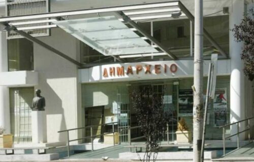 Κατάληψη από εργαζομένους στο δημαρχείο Αγίας Παρασκευής
