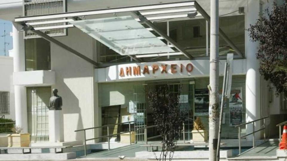 Κατάληψη από εργαζομένους στο δημαρχείο Αγίας Παρασκευής