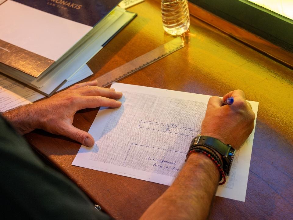 Δήμος Αθηναίων: Επιχείρηση «σκούπα» για παράνομα τραπεζοκαθίσματα και παραβάσεις στάθμευσης στο Κολωνάκι