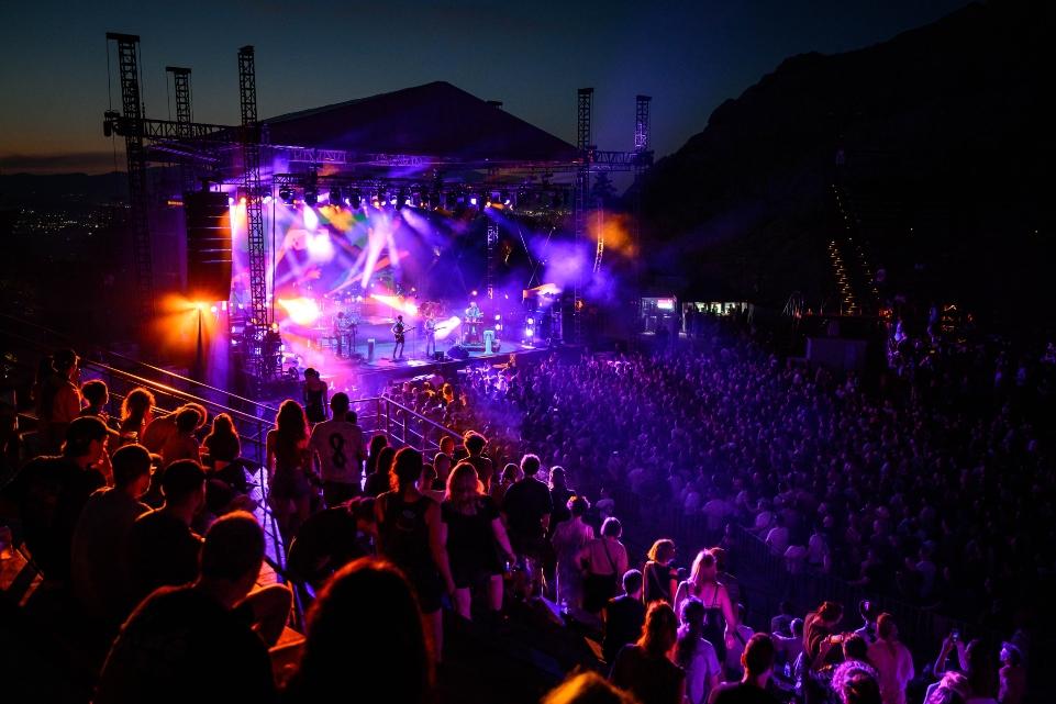 Δήμος Αθηναίων: Βραδιές πολιτισμού στο Λυκαβηττό - Από συναυλίες με Ρουβά και Χατζηγιάννη έως επιτυχημένες θεατρικές παραστάσεις