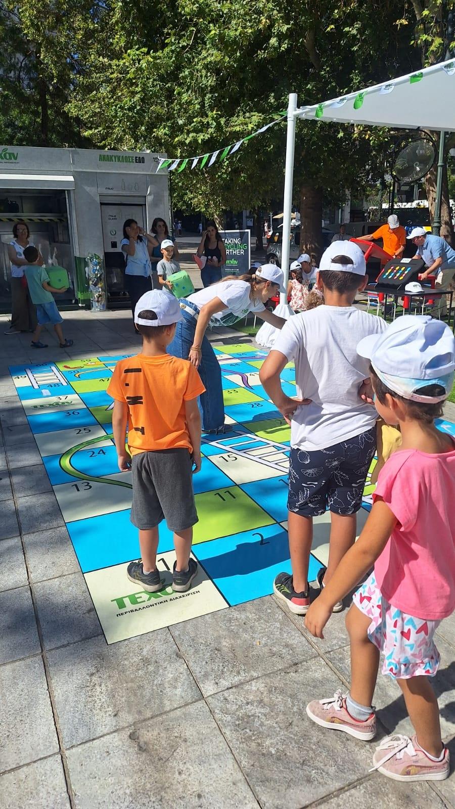 Μικροί και μεγάλοι ένωσαν τις φωνές τους ενάντια στο πλαστικό - Πλήθος κόσμου γιόρτασε με την ΤΕΧΑΝ και τη Next Step Media