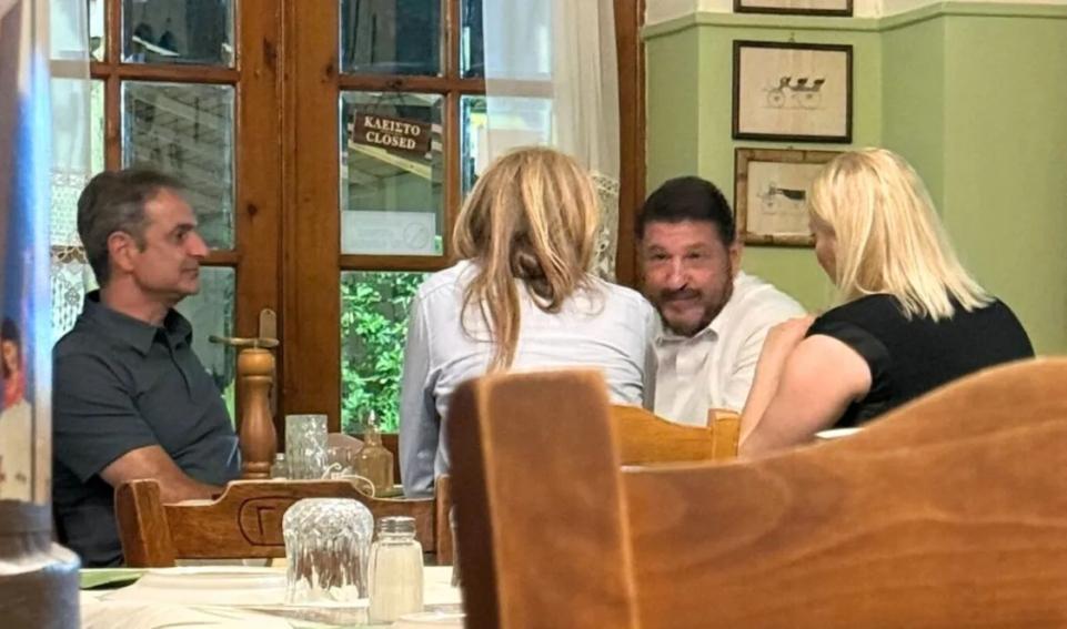 Μητσοτάκης και Χαρδαλιάς φάγανε μαζί σε ταβερνάκι στη Δραπετσώνα