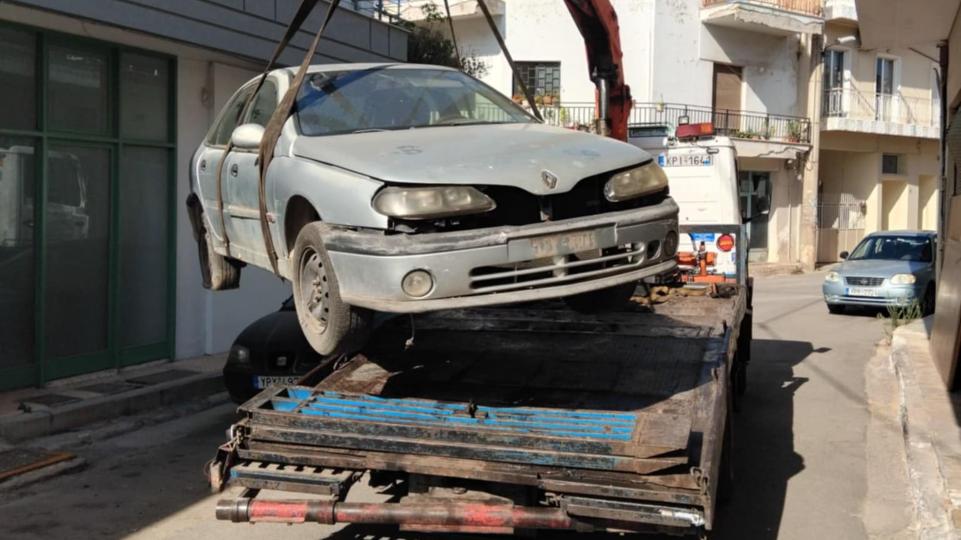 Ο Δήμος Μεγαρέων καθαρίζει την πόλη από εγκαταλελειμμένα οχήματα