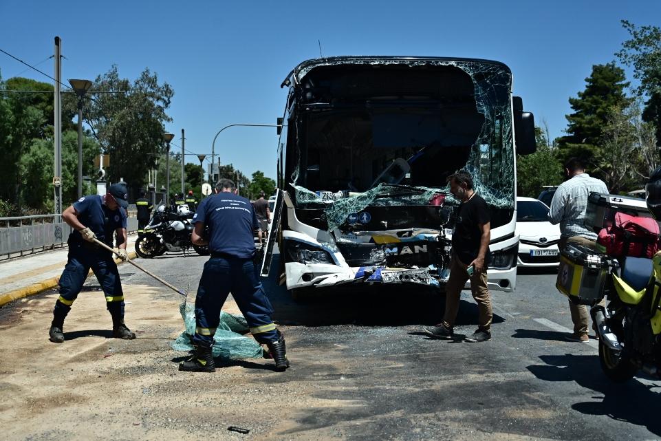 Κωνσταντέλλος στα Παραπολιτικά 90,1 για το τροχαίο στη Βούλα: «Το πίσω λεωφορείο ήταν σχεδόν γεμάτο, οι επιβαίνοντες ήταν νέα παιδιά»