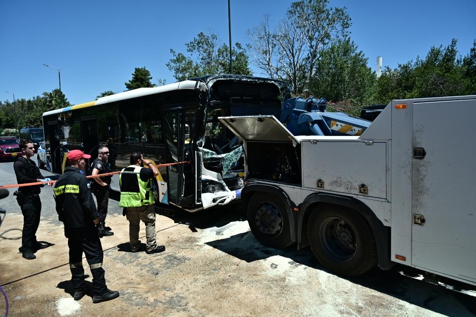Κωνσταντέλλος στα Παραπολιτικά 90,1 για το τροχαίο στη Βούλα: «Το πίσω λεωφορείο ήταν σχεδόν γεμάτο, οι επιβαίνοντες ήταν νέα παιδιά»