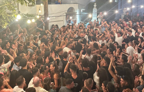 Ασφυκτικά γεμάτη η Στενή Τήνου στο καλοκαιρινό της πανηγύρι