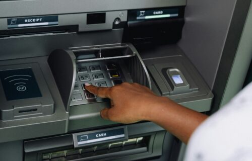 Τέλος στις χρεώσεις για αναλήψεις από ΑΤΜ ελληνικών τραπεζών: Πλαφόν 1,50 ευρώ για τρίτους παρόχους