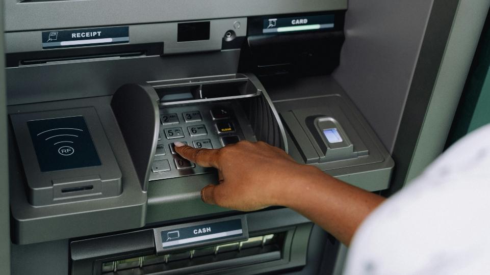 Τέλος στις χρεώσεις για αναλήψεις από ΑΤΜ ελληνικών τραπεζών: Πλαφόν 1,50 ευρώ για τρίτους παρόχους