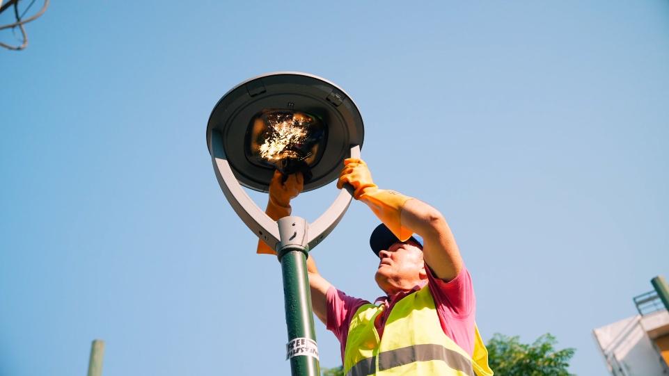 «Μάχη» με τους βανδαλισμούς δίνει ο Δήμος Αθηναίων: Επισκευάζονται τα κατεστραμμένα LED