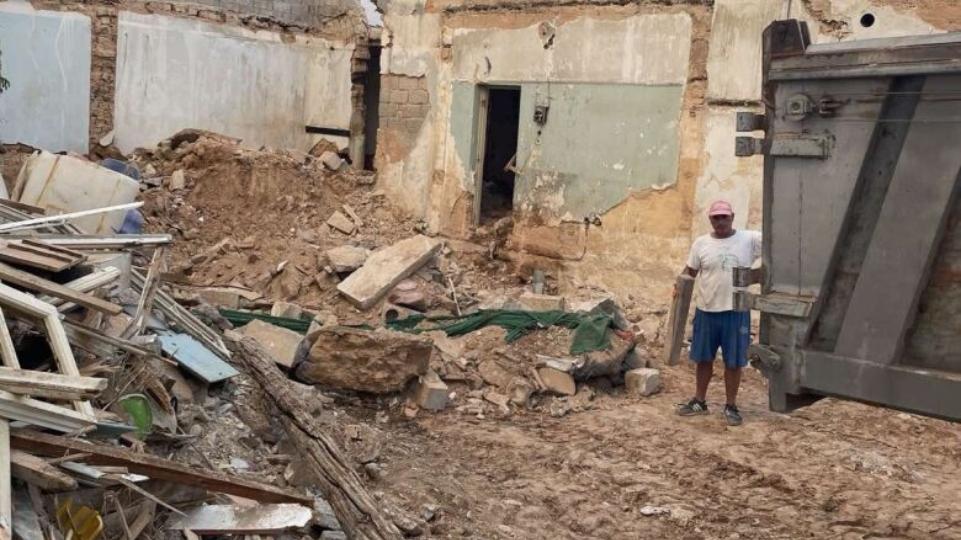 Ο Δήμος Περιστερίου ξεκίνησε την κατεδάφιση επικίνδυνων κτιρίων