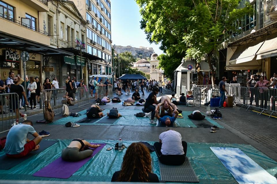 «Αθήνα χωρίς αυτοκίνητο»: Χιλιάδες πολίτες γιόρτασαν στο κέντρο της πόλης