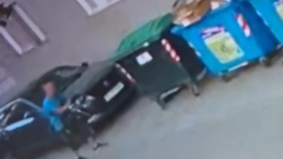 Γκύζη: Βίντεο από τη στιγμή που ο 59χρονος οπλίζει και σημαδεύει τον υπάλληλο καθαριότητας του Δήμου Αθηναίων