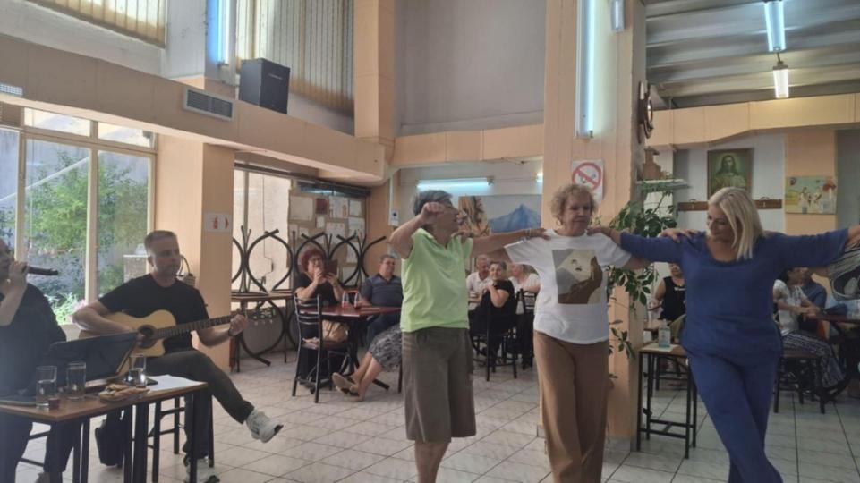 Μουσικές στιγμές γεμάτες αγάπη στα Κέντρα Αγάπης και Αλληλεγγύης του Πειραιά