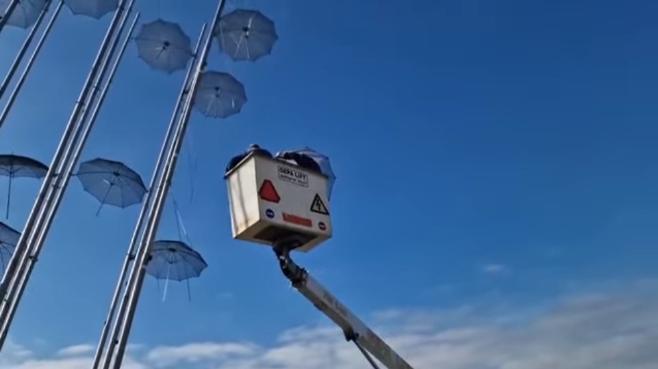 Απομακρύνονται οι «Ομπρέλες» από τη Νέα Παραλία Θεσσαλονίκης για συντήρηση