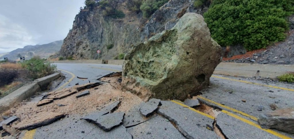 Λέσβος: Κλειστός ο δρόμος στη Μελίντα, με σοβαρές ζημιές λόγω πτώσης μεγάλου βράχου