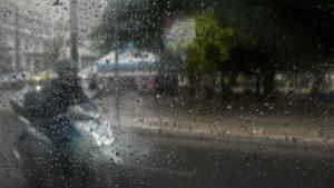 Πτώση δέντρου στο κέντρο της Αθήνας από την κακοκαιρία - Ένας τραυματίας