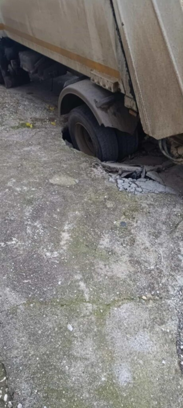 Διδυμότειχο: Απορριμματοφόρο του Δήμου κατέρρευσε στο οδόστρωμα