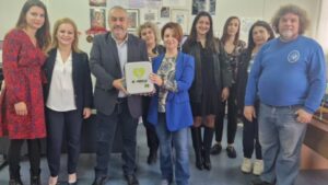 Δήμος Πηνειού: Παράδοση απινιδωτών σε σχολεία και δημοτικές κοινότητες