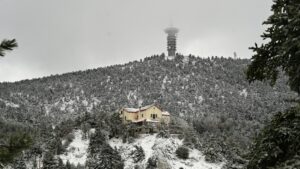 Καιρός: Απότομη αλλαγή με πτώση θερμοκρασίας και τοπικά χιόνια - Πότε έρχεται νέα επιδείνωση